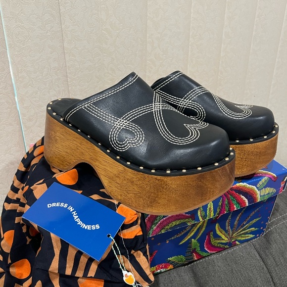 NEW FARM Rio Black Heart Clog Studded Platform Heels - Picture 2 of 12